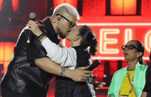 Prefeita de Conceição do Jacuípe faz declaração e beija Belo durante show