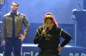 Cantora Marcia Fellipe interrompe show após se incomodar com falta de reação de público: ‘Só se eu tocar música de velório’