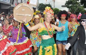 Venda de churrasquinhos no espeto e bebidas em garrafas de vidro proibidas no Bando Anunciador