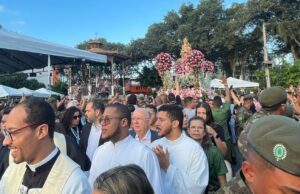 Multidão acompanha procissão solene em louvor a Senhora Sant’Ana pelas ruas de Feira de Santana
