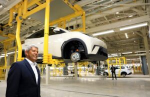 Jerônimo destaca liderança da Bahia na revolução energética, durante apresentação de primeiro carro elétrico montado na fábrica da BYD, em Camaçari