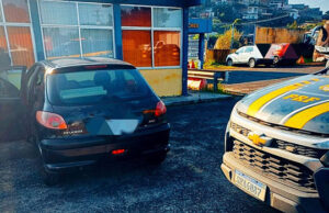 PRF flagra carro com placa de moto e licenciamento vencido há 11 anos na Bahia