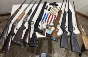 PM apreende arsenal com suspeito de vendas de armamento em Ribeira do Pombal