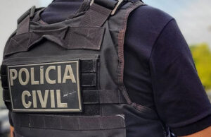 Policial civil é investigado por praticar relações sexuais em delegacia e deixar filho dirigir viatura em ação na Bahia