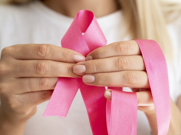 -outubro-rosa--diagnostico-precoce-do-cancer-de-mama-garante_04102025094431