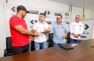 Bahia entrega primeira CNH do Brasil emitida no estado