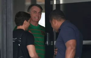 Laudo da Papudinha diz que Bolsonaro caminhou 5 km antes de passar mal e ser hospitalizado