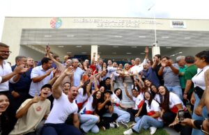 Governo do Estado inaugura colégio de tempo integral em Cândido Sales e autoriza construção de 90 moradias do Minha Casa, Minha Vida