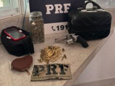 PRF intercepta ônibus que seguia para Capim Grosso e apreende entorpecentes e arma