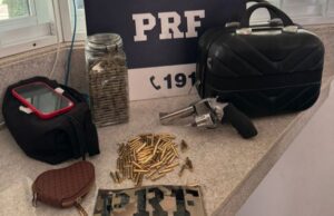 PRF intercepta ônibus que seguia para Capim Grosso e apreende entorpecentes e arma