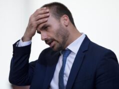 Após falas nos EUA, Eduardo Bolsonaro vira alvo e pode seguir destino de seu pai