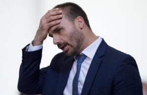 Após falas nos EUA, Eduardo Bolsonaro vira alvo e pode seguir destino de seu pai