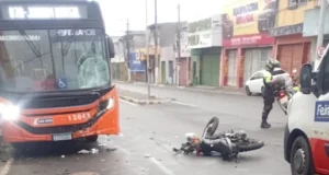 Motociclista morre após colisão com ônibus do transporte coletivo