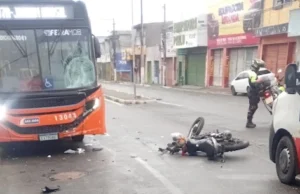 Motociclista morre após colisão com ônibus do transporte coletivo