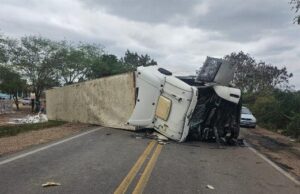 Acidente entre carreta e ônibus escolar deixa quatro feridos na BR-116, em Serrinha