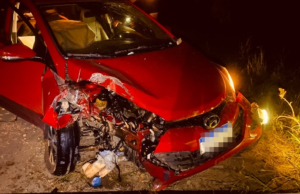 Criança é transferida para hospital em Feira de Santana após carro bater em poste em estrada entre Barrocas e Teofilândia