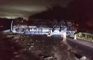 Caminhão com botijões de gás tomba e interdita BR-324 perto do viaduto do Bessa